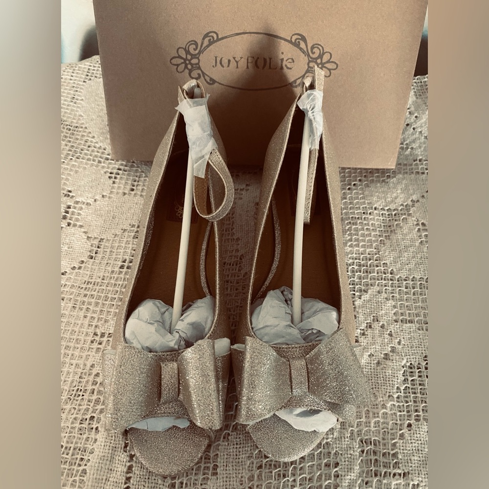 Gorgeous size 5 kids shoes never worn. New in the box. Didn’t fit my daughter.